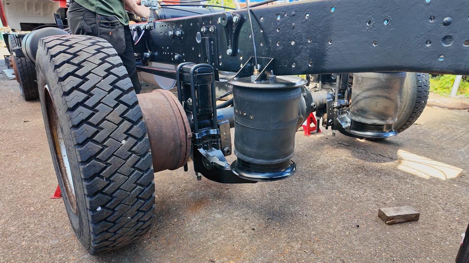 Rear airbag suspension