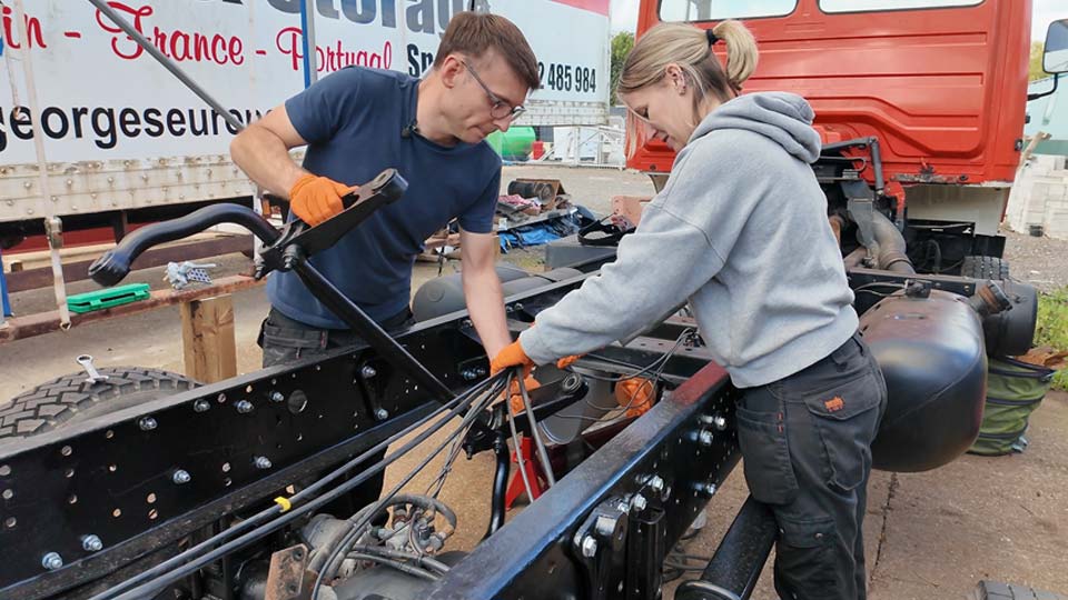 Installing the panhard rod / anti-roll bar for our DIY airbag suspension