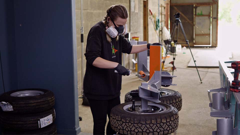 Painting swing arm suspension a nicce bright orange
